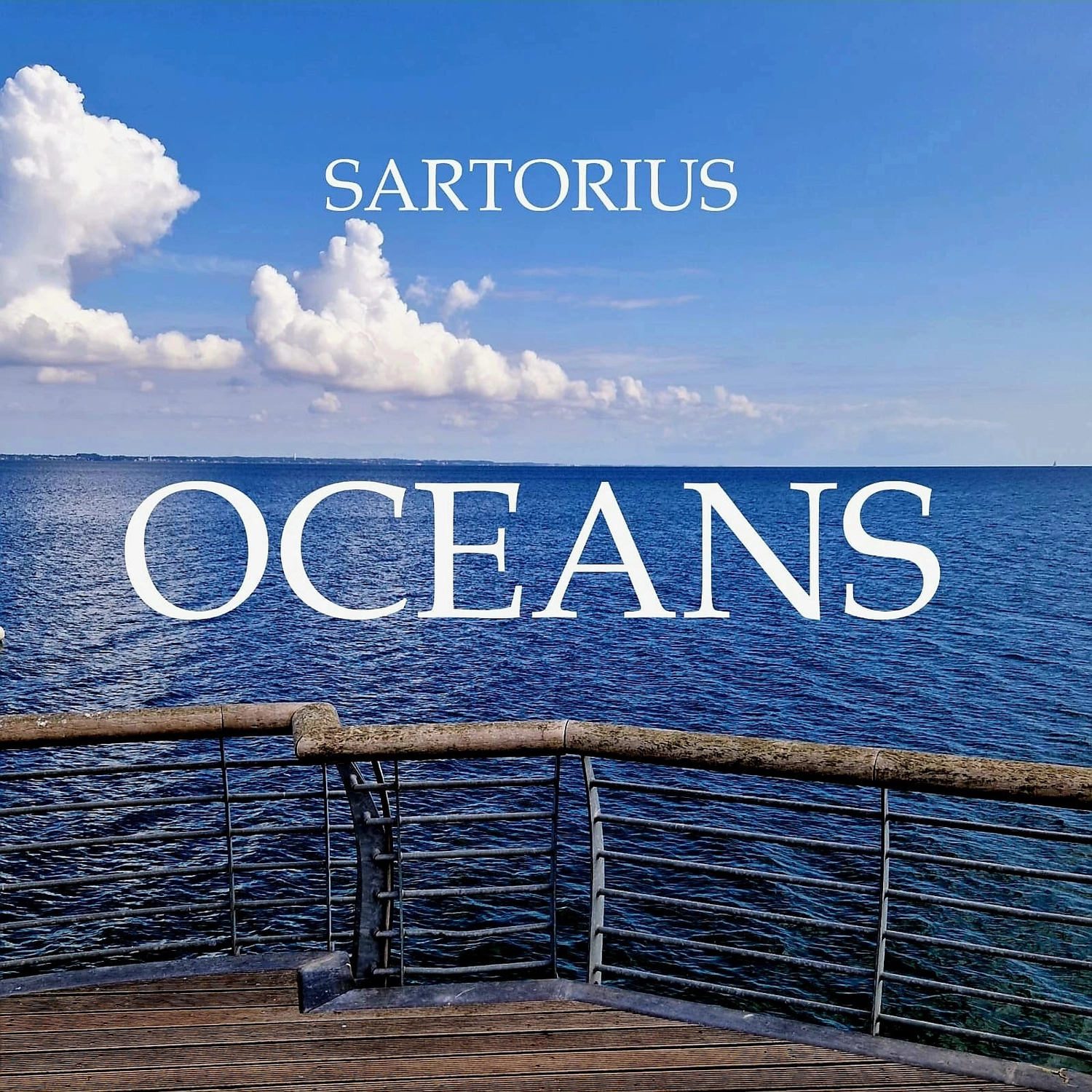 SarTorius – Musiker,  Künstler, Sänger, Pianist – Dieses Bild scheint für eine Musikveröffentlichung mit dem Titel „Oceans“ des Künstlers Sartorius zu sein.